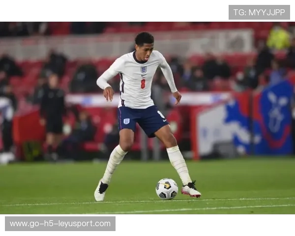 贝林厄姆头球攻门，门将神扑救险，贝林厄姆国家队